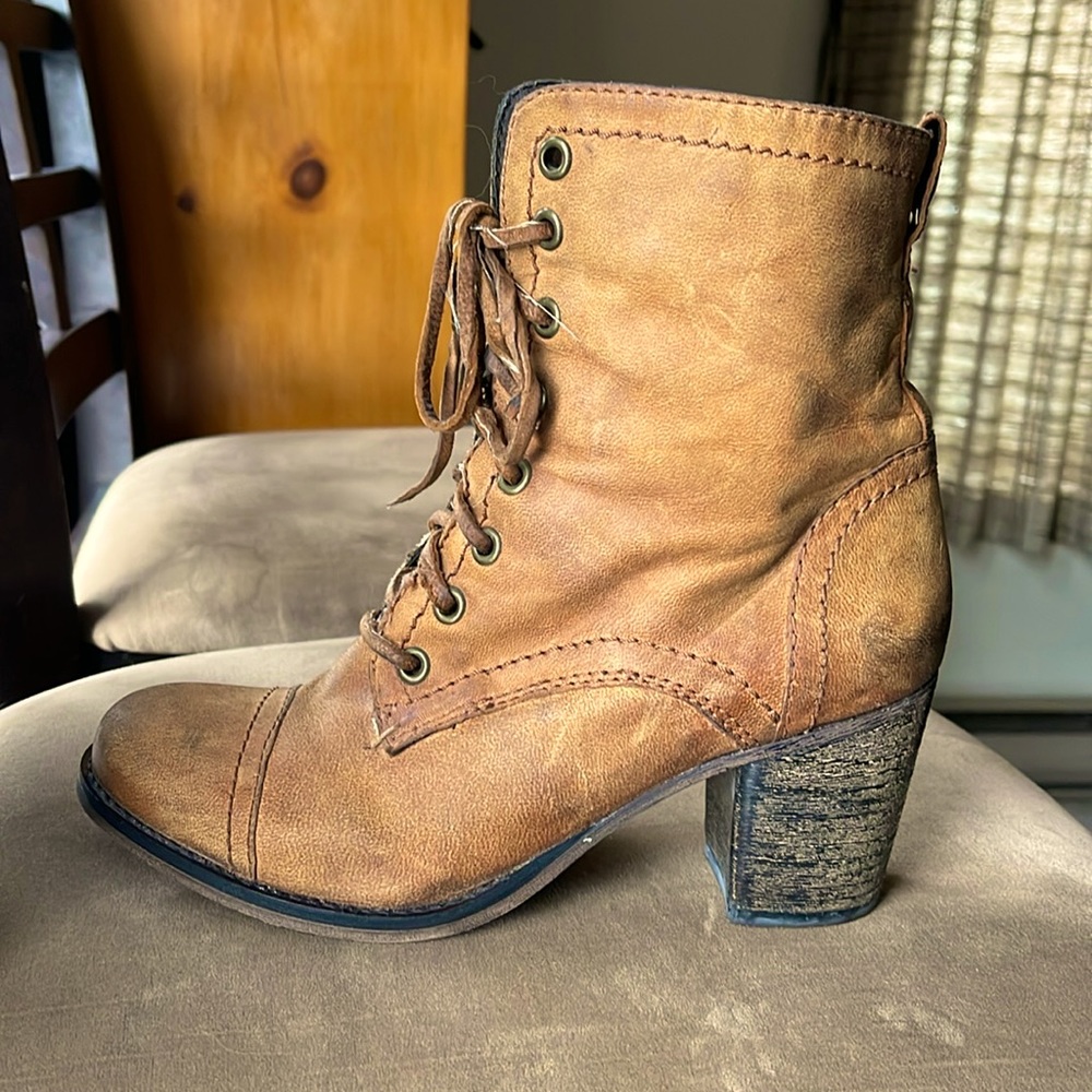 STEVE MADDEN - Distressed Leather Boots (7)